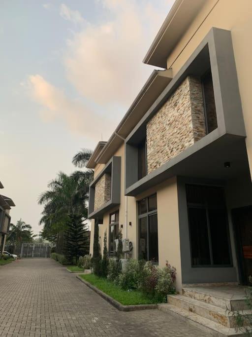 Suitetrails - Serviced 3 Bedroom Rental with Pool and Gym