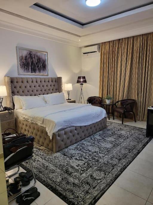 Suitetrails - Serviced 3 Bedroom Rental with Pool and Gym