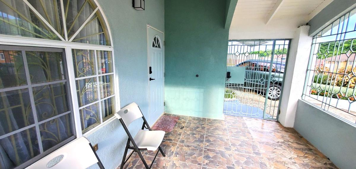 Hillside Sunrise, 2 Bed 2 Bath in Gated Community, close to beach, food, clubs & shopping Free Parking, Free Wi-Fi - Housity