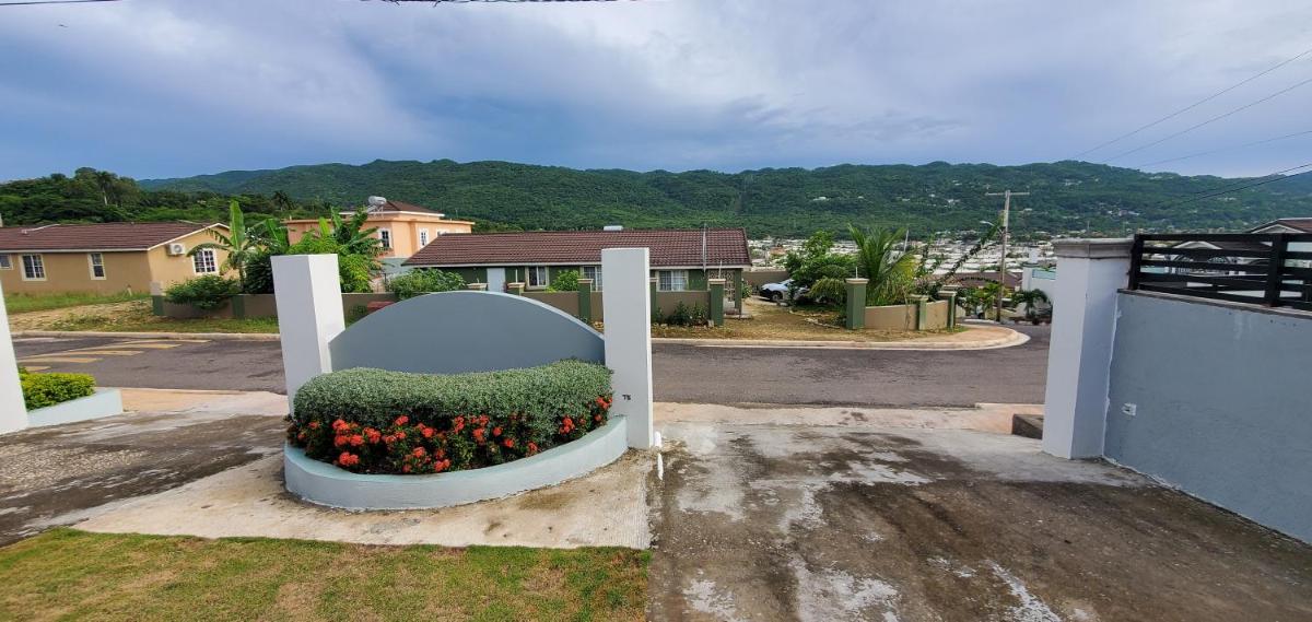 Hillside Sunrise, 2 Bed 2 Bath in Gated Community, close to beach, food, clubs & shopping Free Parking, Free Wi-Fi - Housity