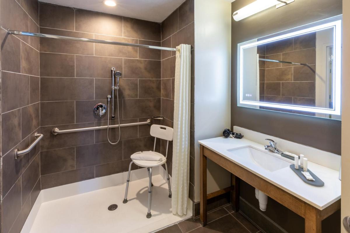 La Quinta Inn & Suites by Wyndham Tulsa Downtown - Route 66 - Housity