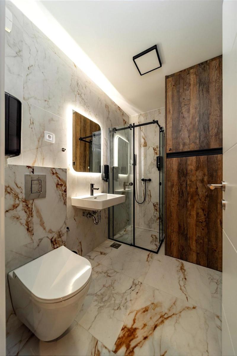 Dark Nest 1 - Housity