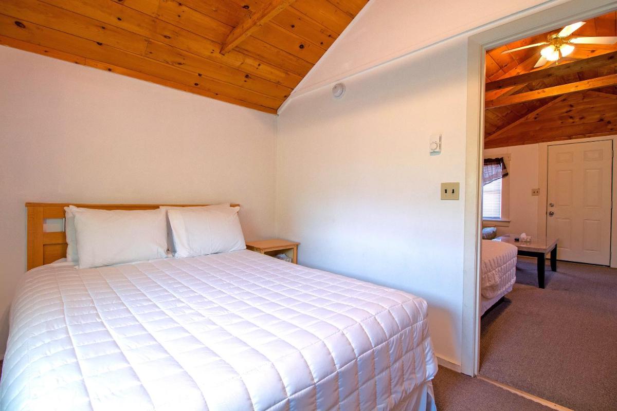 Half Moon Motel & Cottages - Housity
