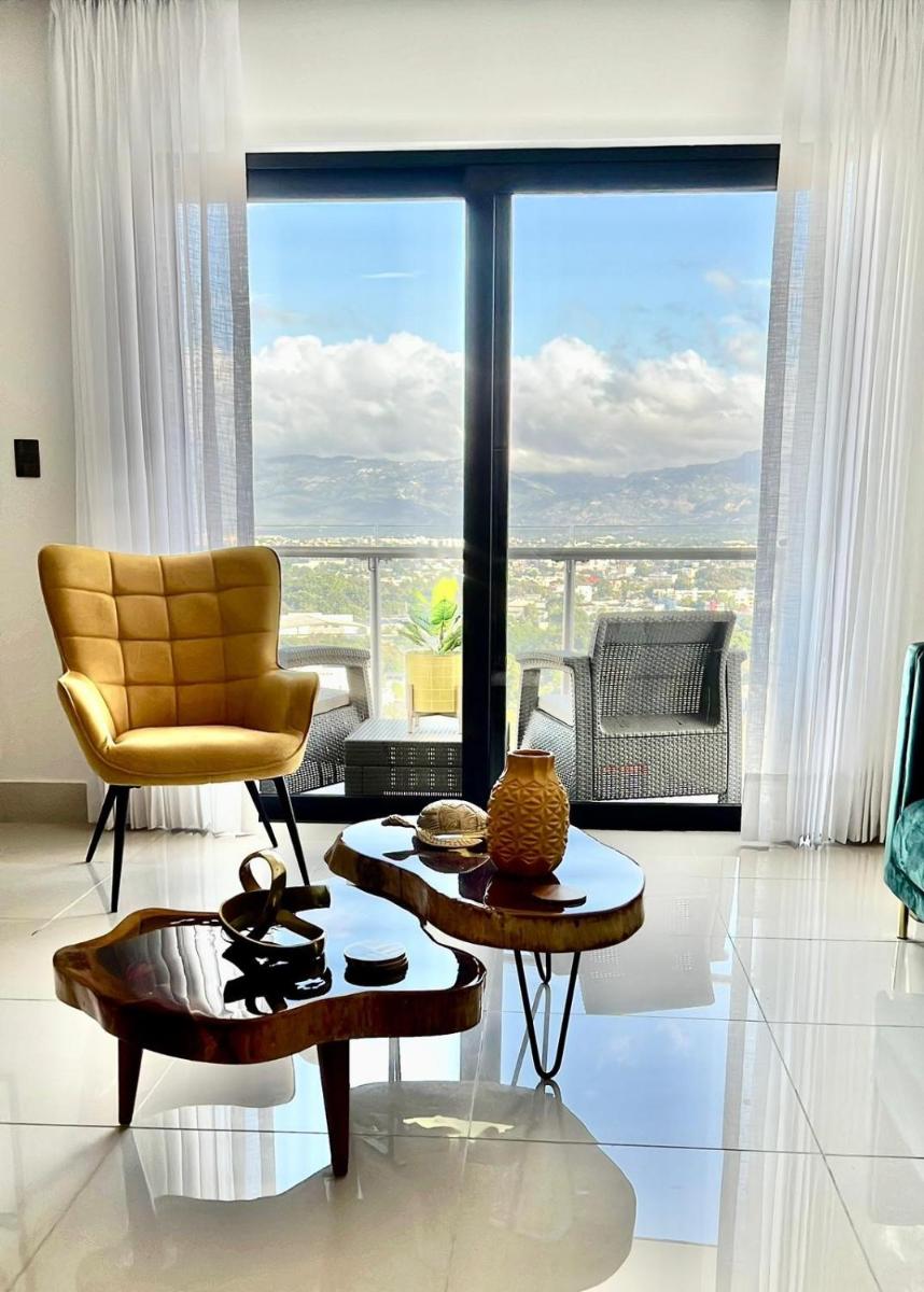 Top Floor in Luxury Tower - Housity