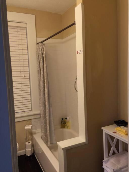 Your home away from home! First floor LTR discounts 533 - Housity