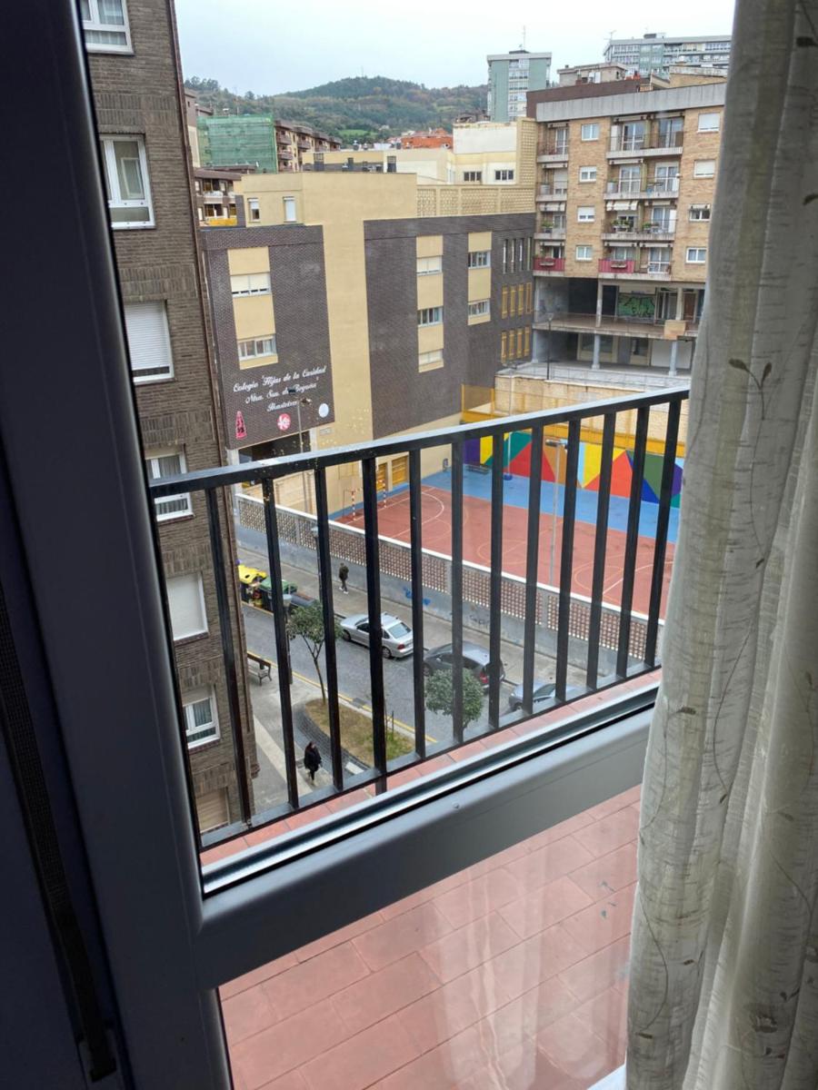 Habitación con balcón y wifi bilbao - Housity
