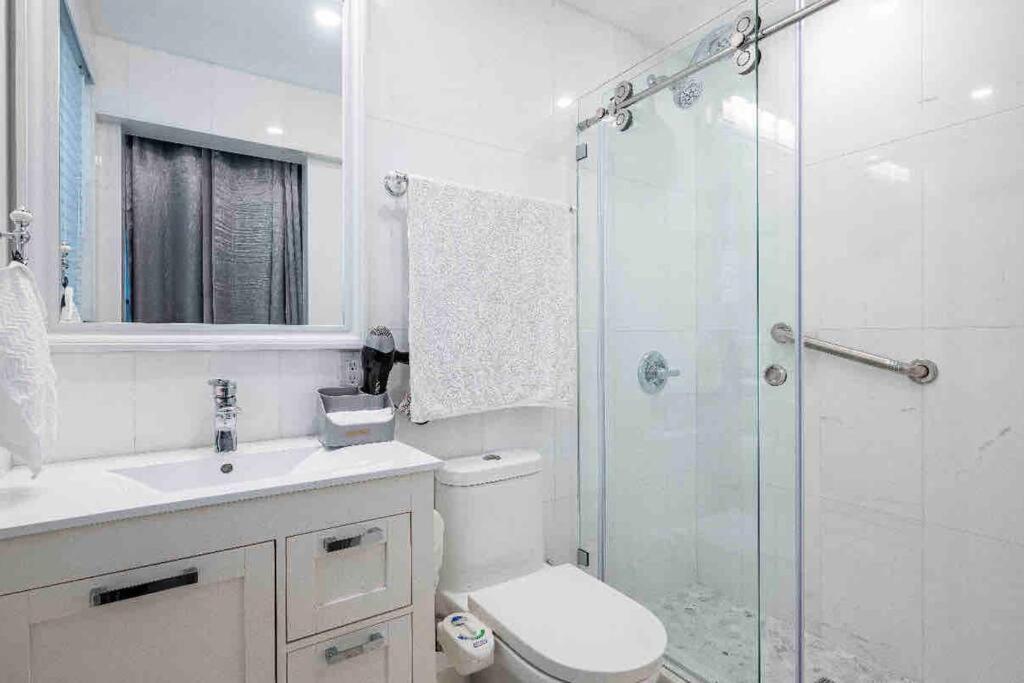 Lakefront Duplex with Pool between Miami & Florida Keys 4 Bedroom 2 Bathroom - Housity