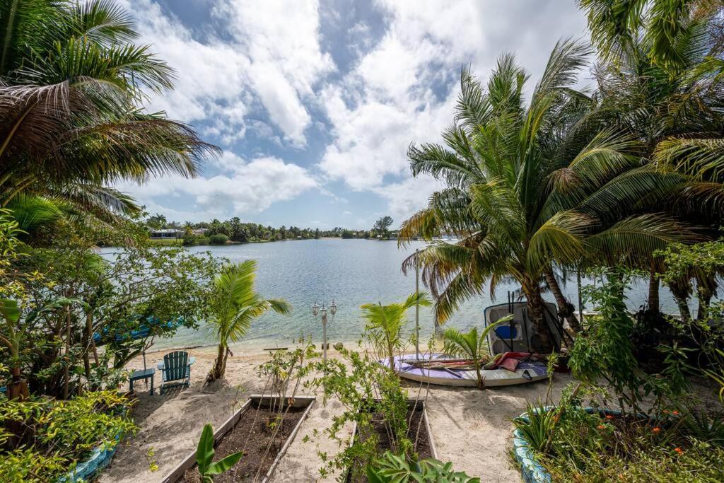 Lakefront Duplex with Pool between Miami & Florida Keys 4 Bedroom 2 Bathroom - Housity