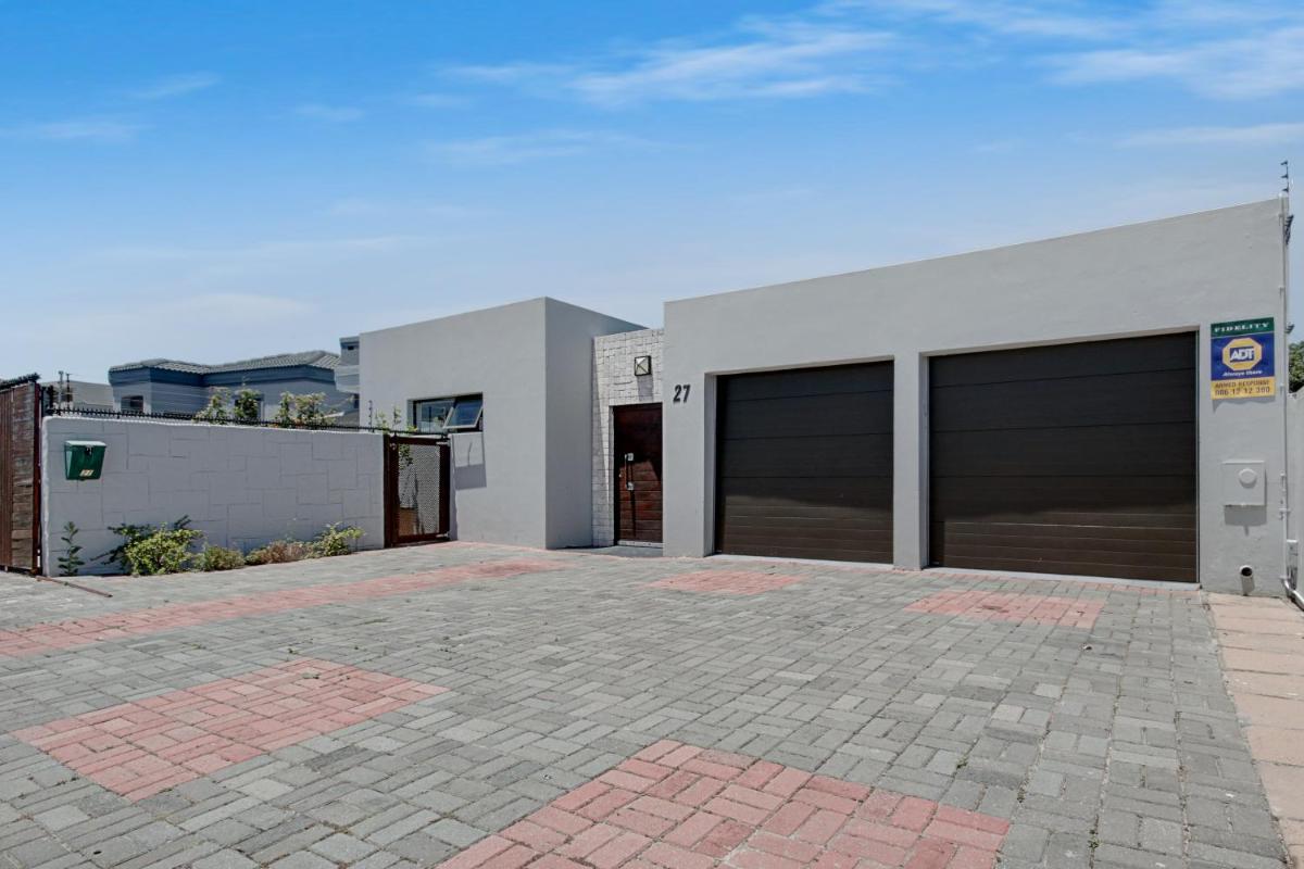 Spacious 4 bedroom hideout sanctuary with pool - Housity