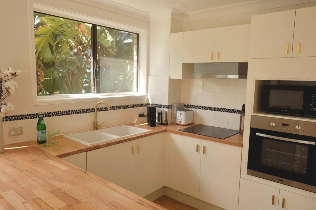 Beach Unit - Steps from the Beach! Sleeps 4. - Housity