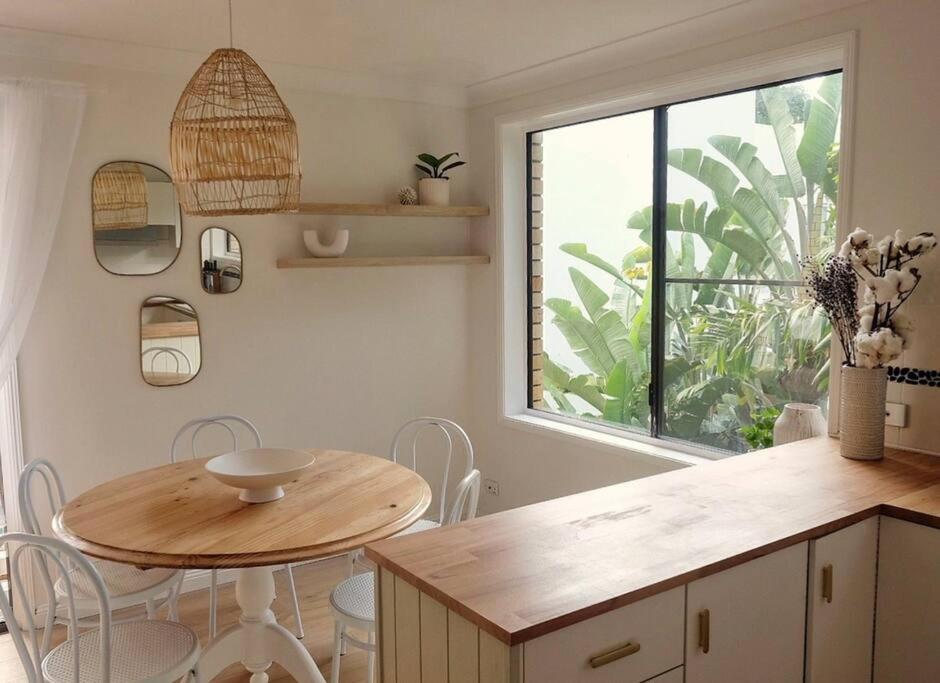 Beach Unit - Steps from the Beach! Sleeps 4. - Housity