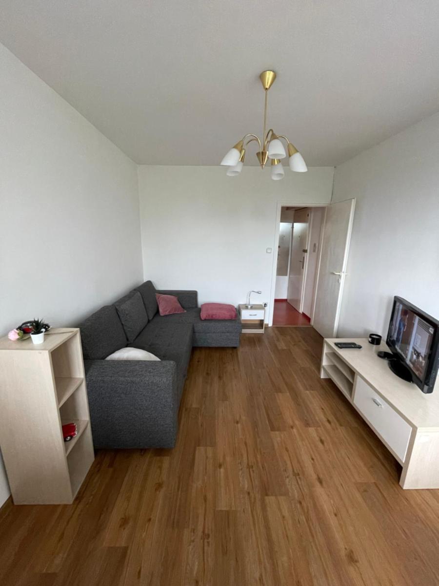 Warm apartment with balcony and free parking - Housity