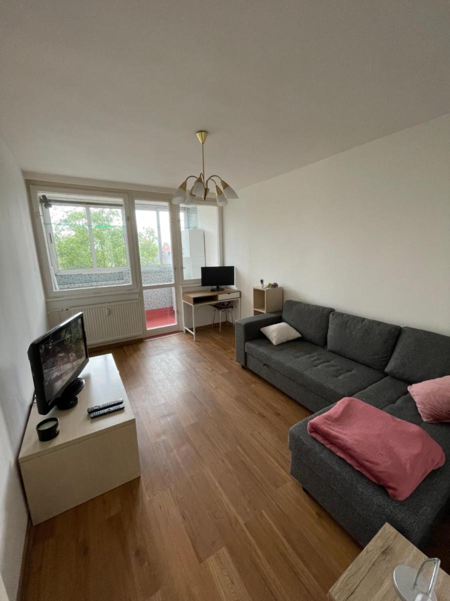 Warm apartment with balcony and free parking - Housity