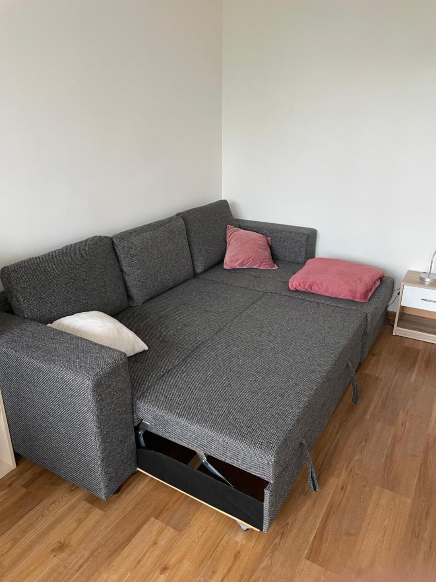 Warm apartment with balcony and free parking - Housity