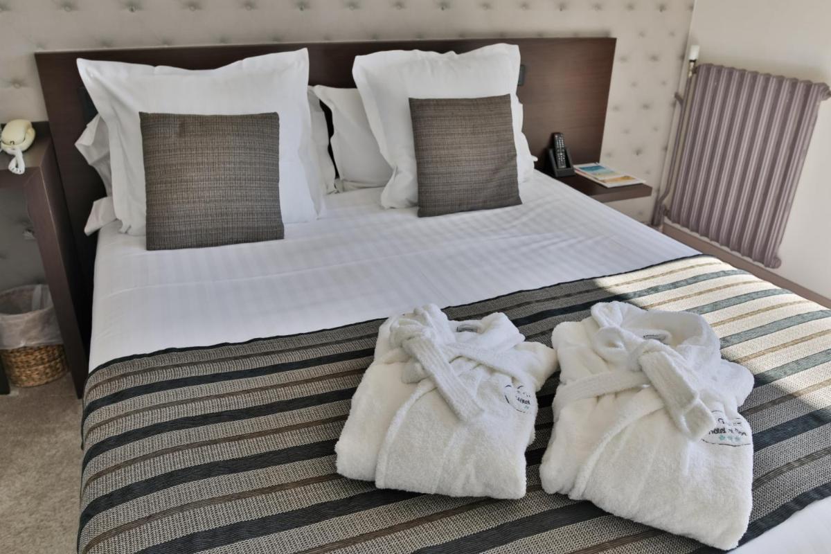 Un ou plusieurs lits dans un hébergement de l'établissement Le Galet Hotel & Spa