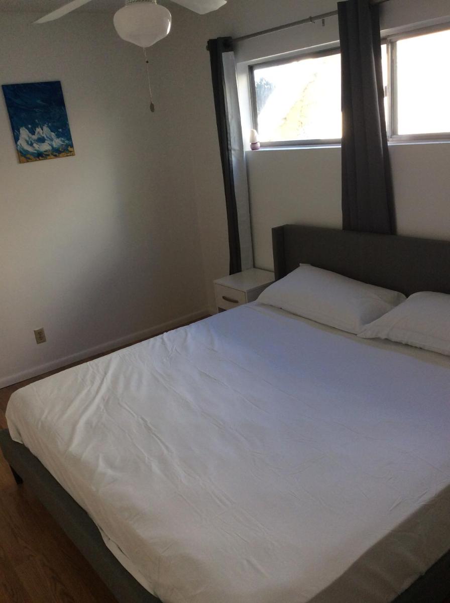 5 bedroom and 3 bathroom large home to share private room/bath - Housity