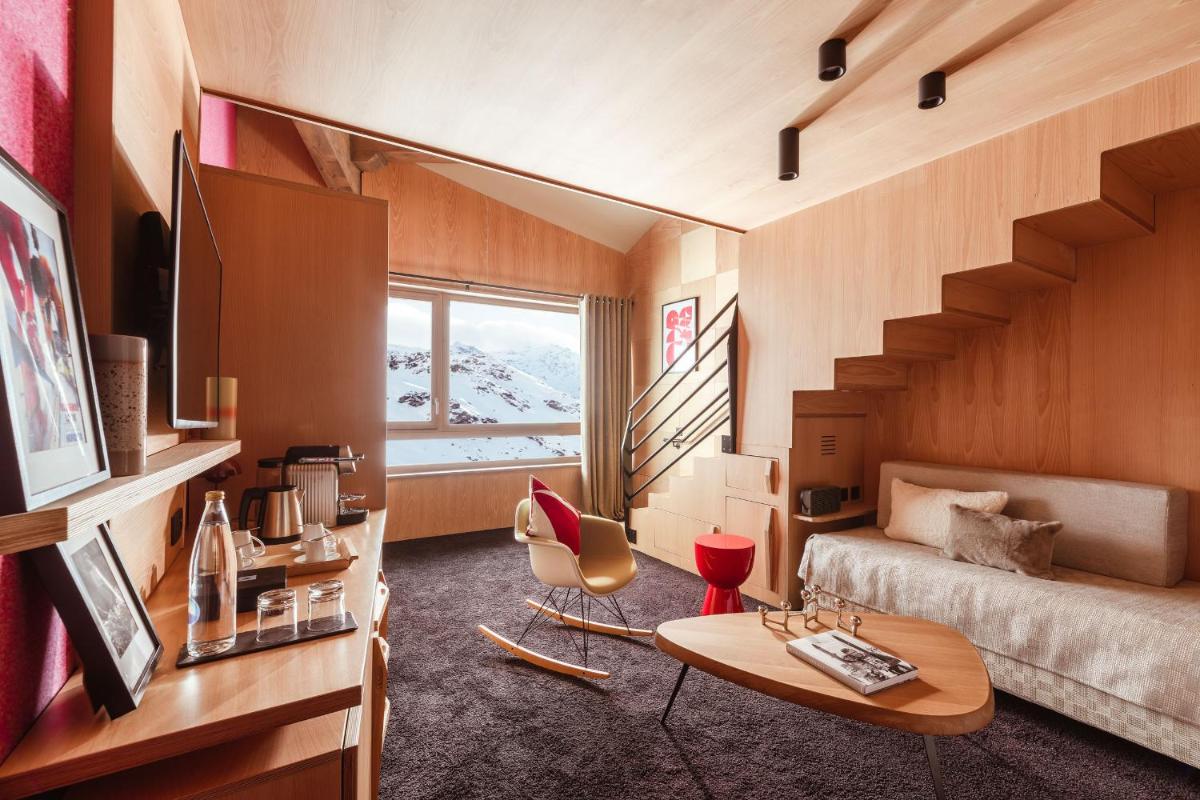 une petite pièce avec un lit et un escalier dans l'établissement Altapura Hôtel & Spa Val Thorens, à Val Thorens 53 autres photos