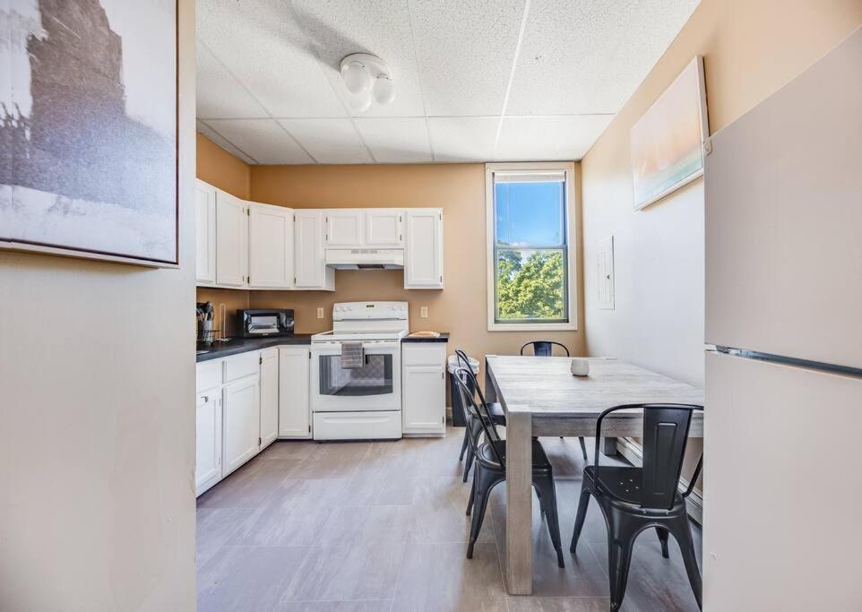 Spacious 4BD - Sleeps 8 - Only Minutes to Bangor - Housity