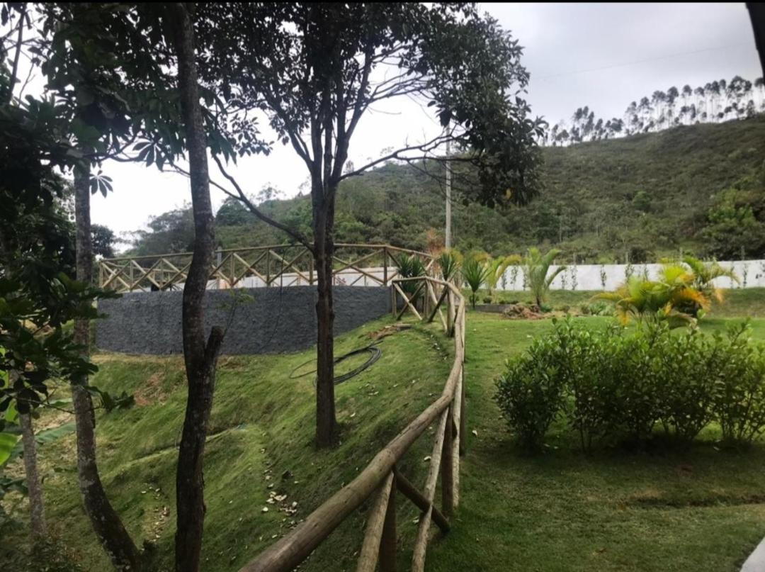 Chalé entre as Montanhas em SJC - Housity