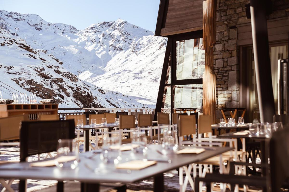 Vue générale sur la montagne ou vue sur la montagne depuis l'hôtel