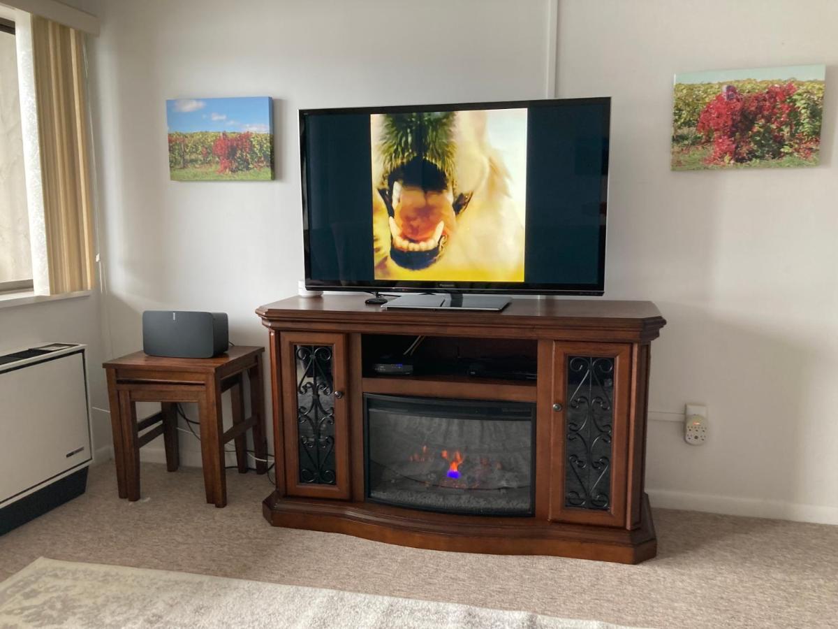 Lakeside Condo with plenty of amenities close to Bristol Mountain - permit - 2024-0018 - Housity