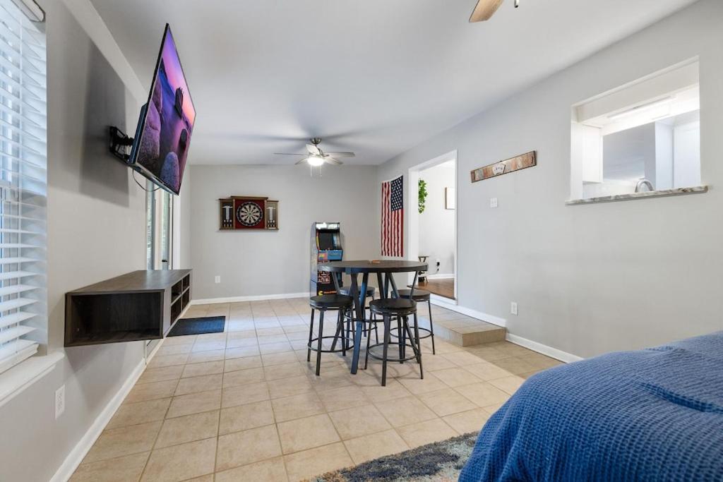 The Best Updated Classy Convenient Home For You - Housity