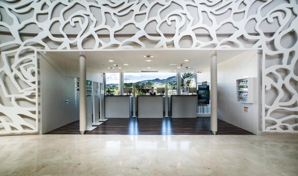 El vestíbulo o zona de recepción de Hotel Spa Mediterraneo Park