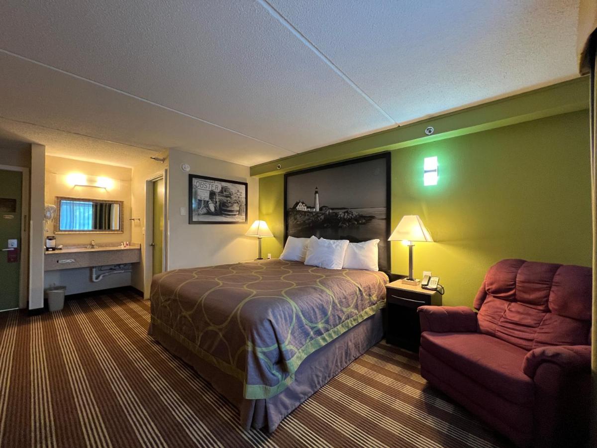 Super 8 by Wyndham Bangor - Housity