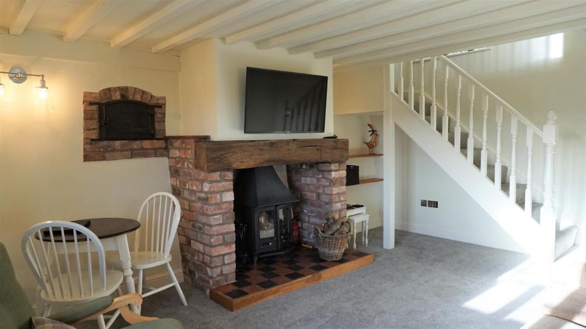 Barley Cottage - 5* Cyfie Farm with log burner and private covered hot tub - Housity
