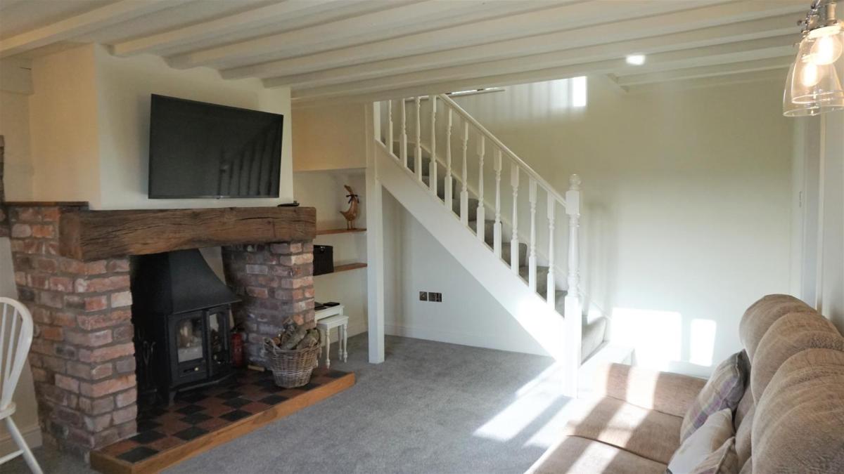 Barley Cottage - 5* Cyfie Farm with log burner and private covered hot tub - Housity