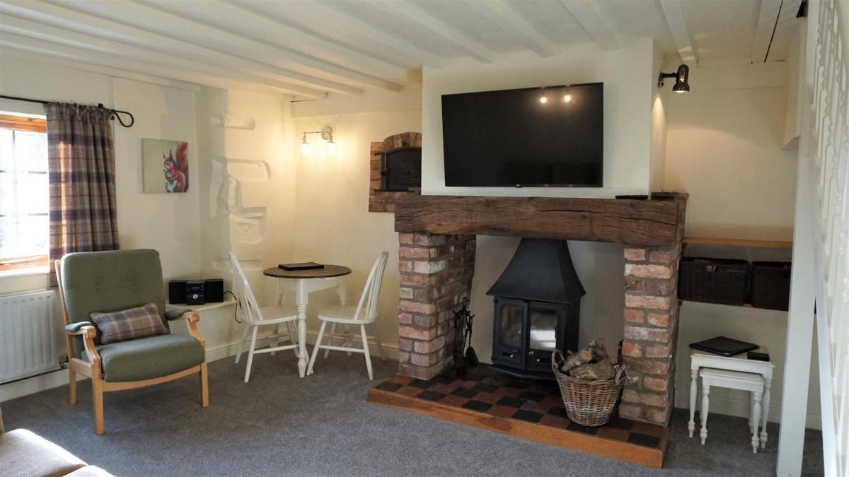 Barley Cottage - 5* Cyfie Farm with log burner and private covered hot tub - Housity