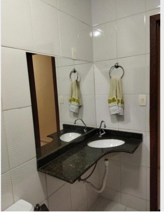 Suitetrails - Apartamento de luxo com 2 quartos, sala com sacada, cozinha área de serviço e 1 banheiro social.
