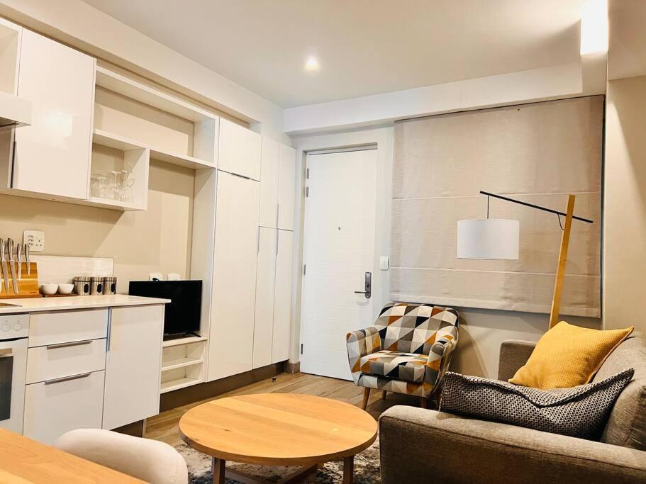 The Regency Cozy Apartment- 629 - Housity