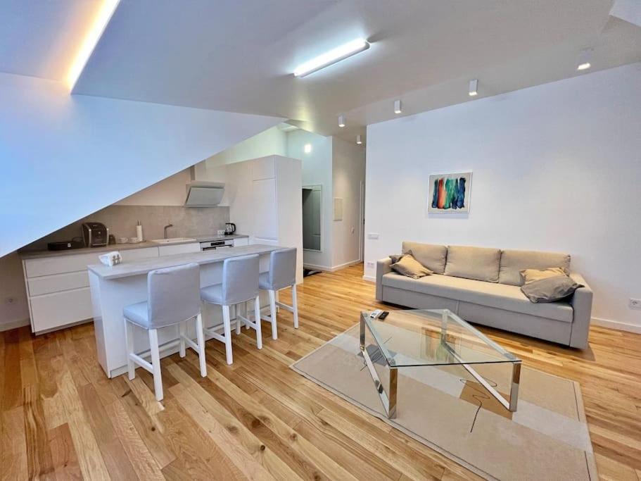 White 1 BD Old Town Apartment by Hostlovers - Housity