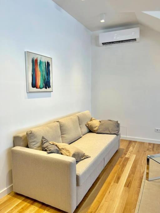 White 1 BD Old Town Apartment by Hostlovers - Housity