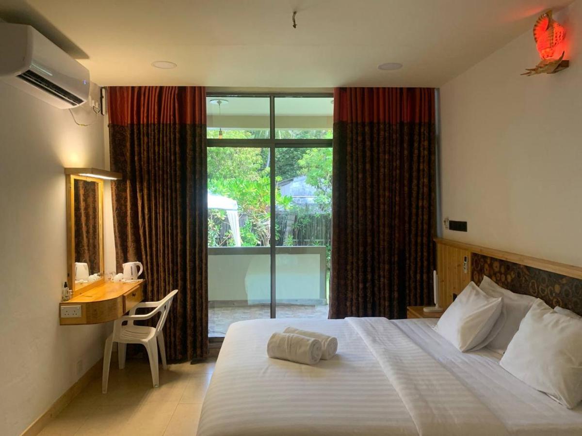 Kokaa Villaa Maaenboodhoo - The speedboat from Malé to the hotel departs at 1130 every Monday Thursday and Saturday and from the hotel to Malé at 0630 and five domestic flights are available every day - Housity