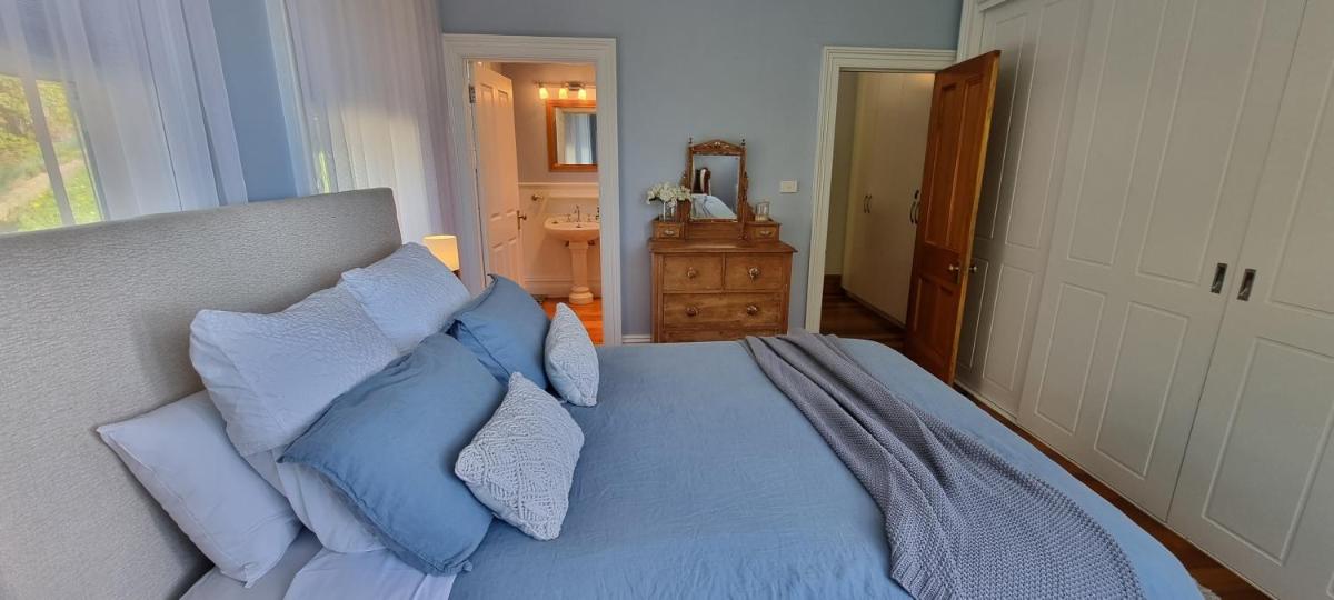 Suitetrails - Hill House Hobart - Charming home, stunning views close to city