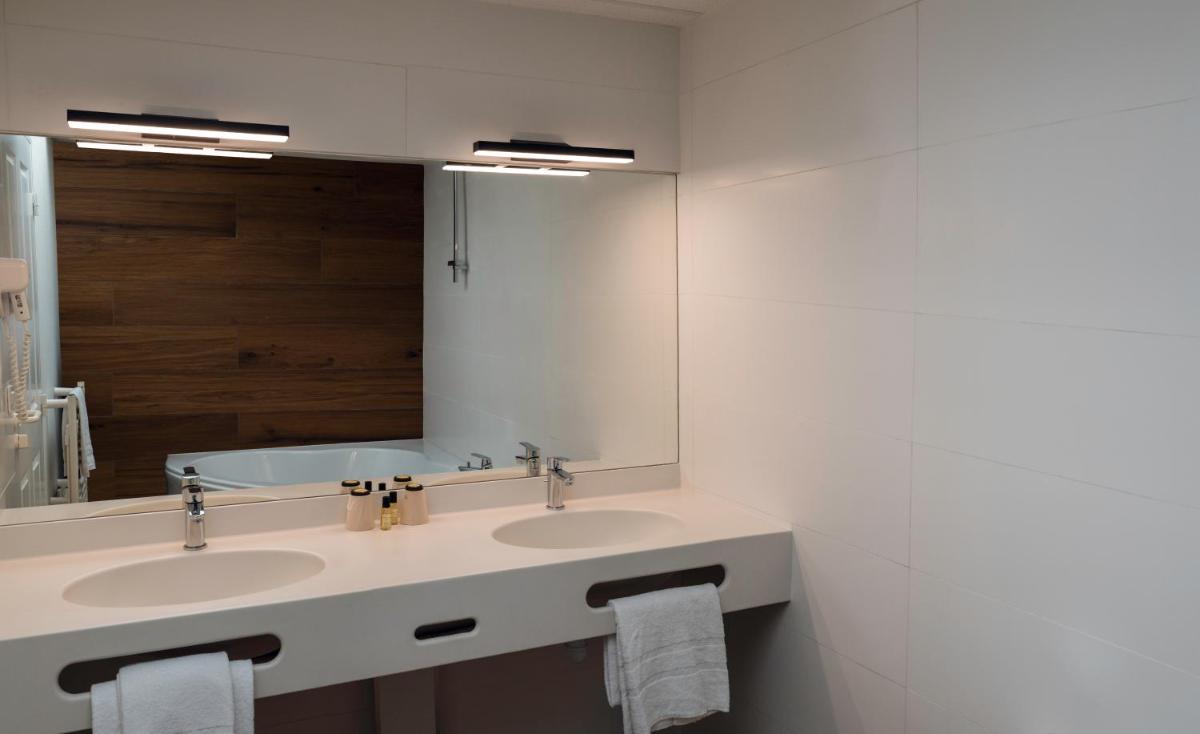 Salle de bains dans l'établissement Alysson Hôtel
