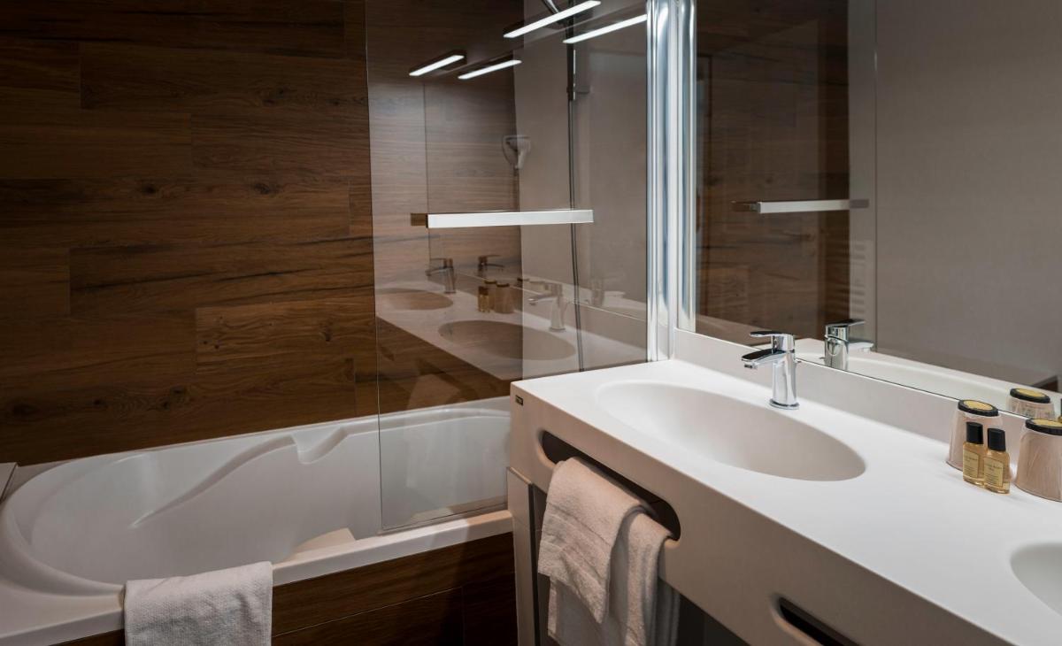 Salle de bains dans l'établissement Alysson Hôtel