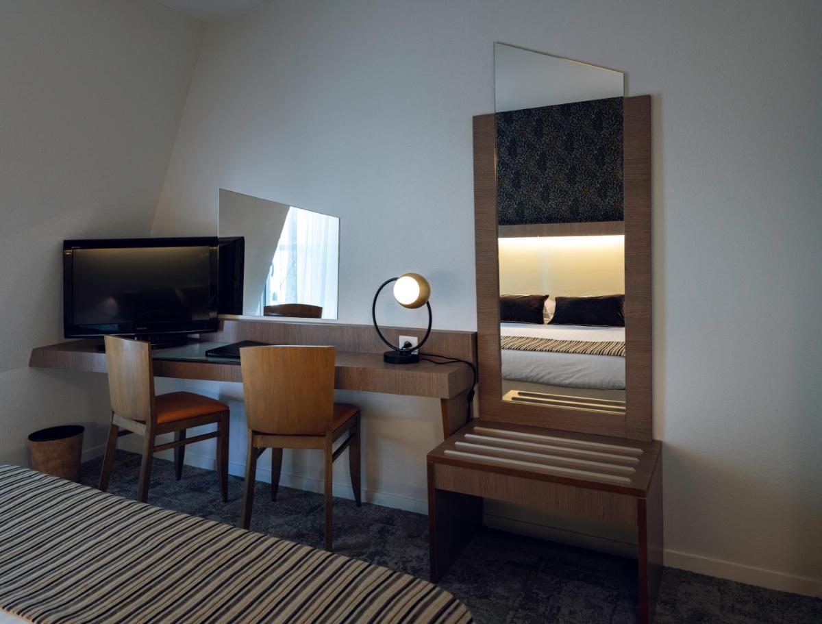 Télévision ou salle de divertissement dans l'établissement Alysson Hôtel