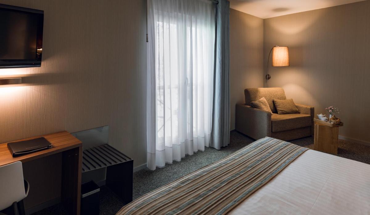 Un ou plusieurs lits dans un hébergement de l'établissement Alysson Hôtel