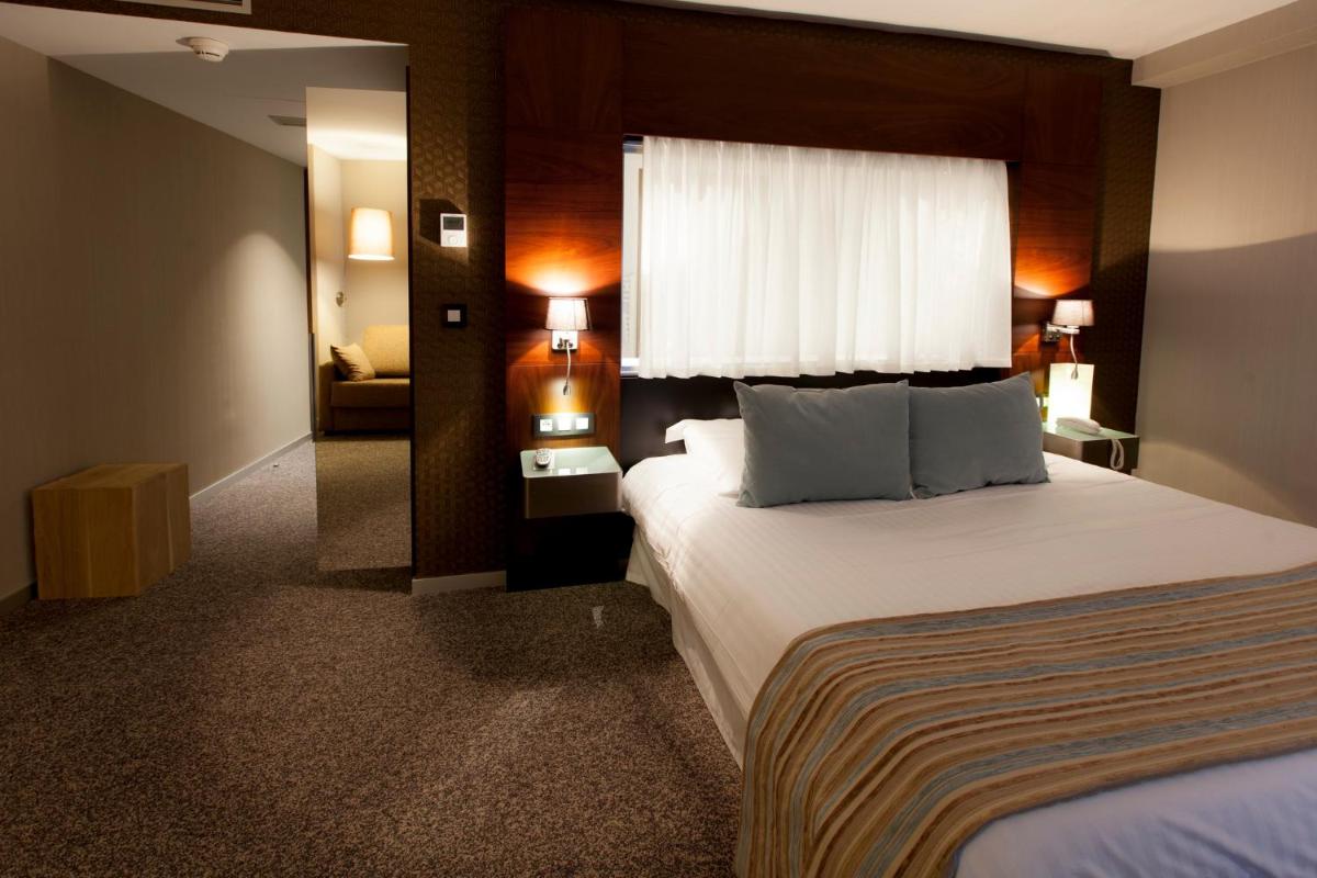 une chambre d'hôtel avec un lit et une fenêtre dans l'établissement Alysson Hôtel, à Oloron-Sainte-Marie