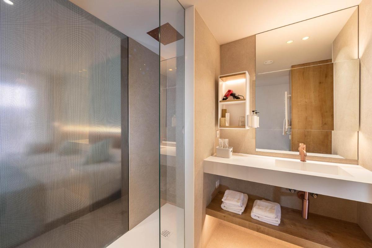 Un baño de Hotel Montecarlo Spa & Wellness