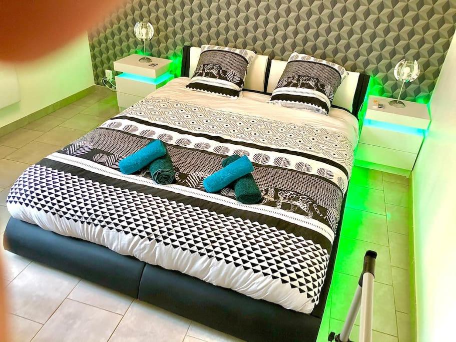 Le Black and Wood, proche centre, parking gratuit. - Housity