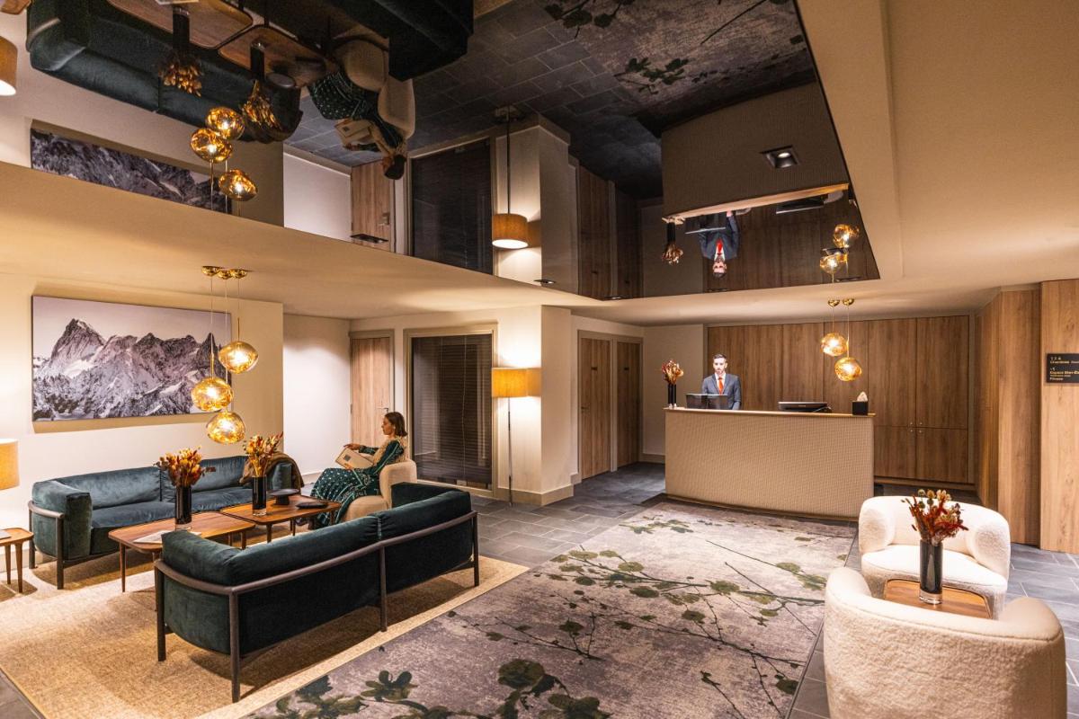 un hall avec des canapés et un bar dans l'établissement Les Suites de la Potinière, à Courchevel 30 autres photos