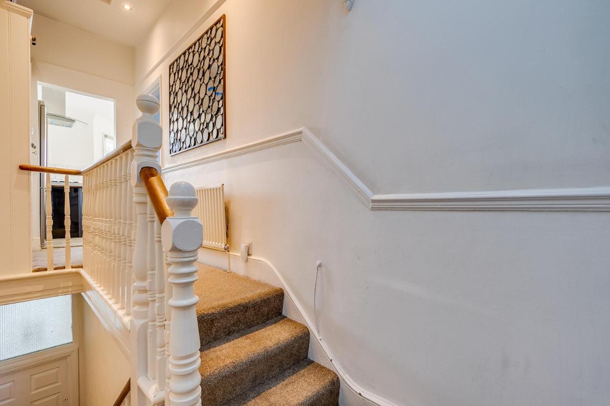 Lovely place, perfect for family and business travellers ideally located between the commons - Housity