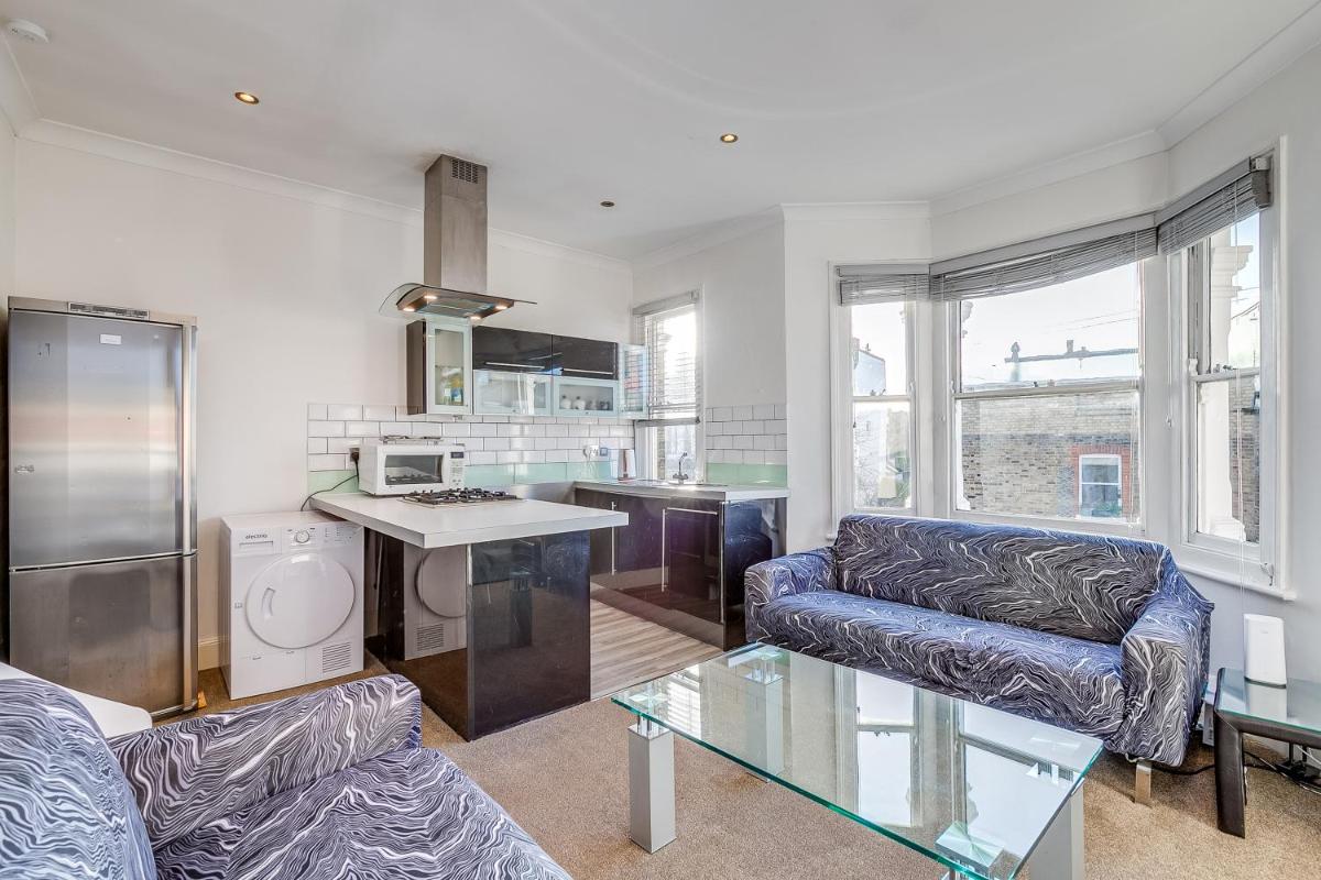 Lovely place, perfect for family and business travellers ideally located between the commons - Housity