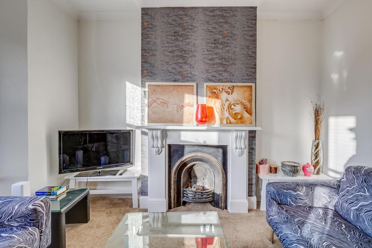 Lovely place, perfect for family and business travellers ideally located between the commons - Housity
