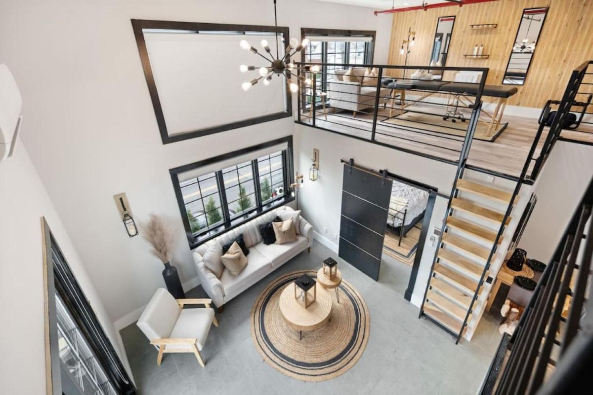 NYC Skyline Views, Sauna & Rooftop - Romantic Escape at 