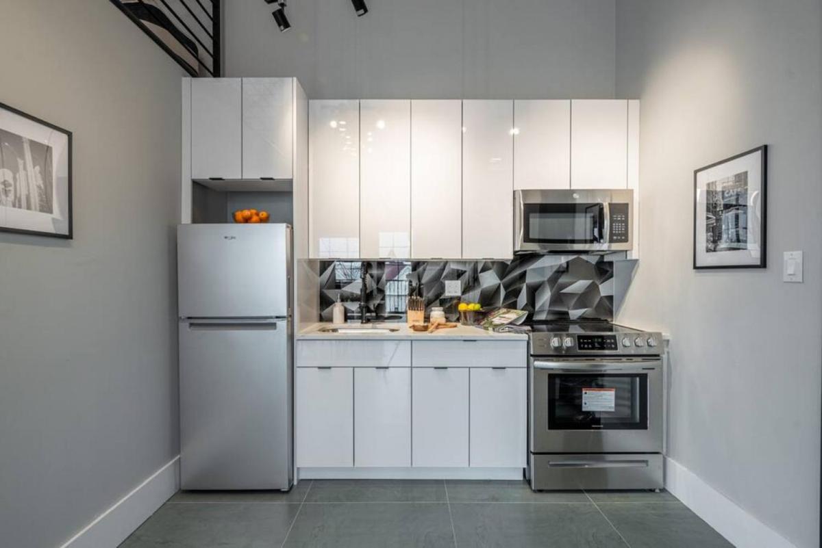 Chic Mezzanine Loft with Rooftop and Shoreline Nearby at 